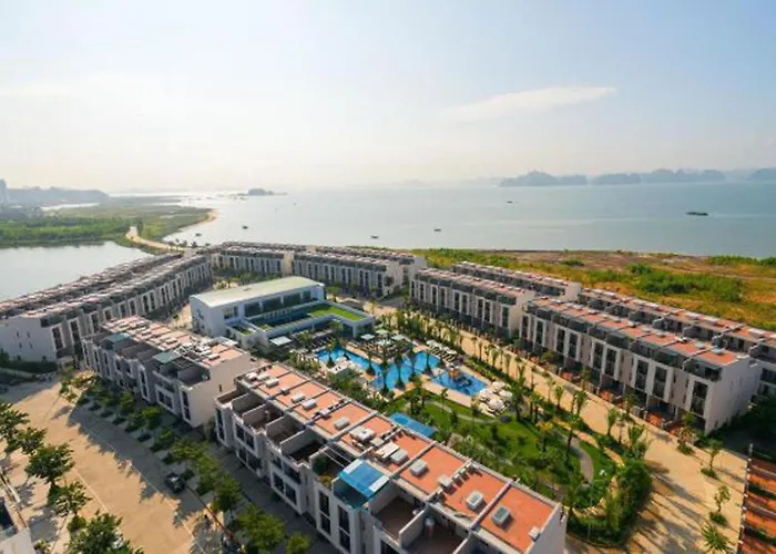 Nguyên Căn, 5 Ngủ, Bể Bơi Chung, Cách Bãi Biển 100m Căn hộ Hạ Long